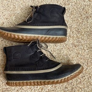 Sorel bootie in black.  Rubber bottoms with leather upper.